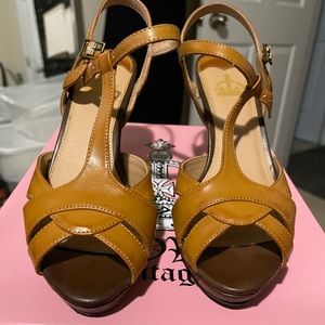 Crown Vintage size 8 yellow open toe pump